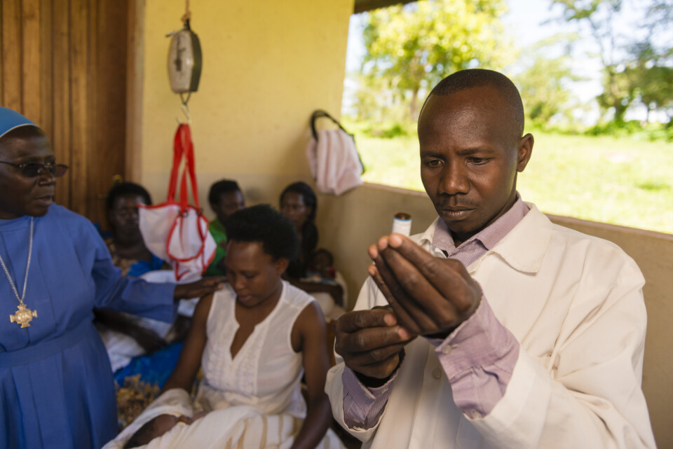 Image 6 Nurse Simon Prepares Vaccinations At St Luke Health Centre